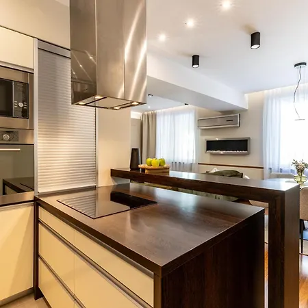 Park Angelinum-klimatizacia, Vyrobnik Ladu